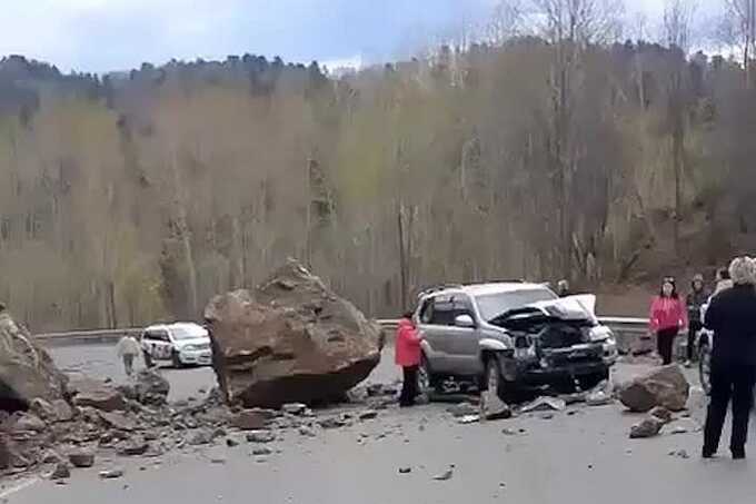 В Приморье на дорогу обрушились камни — пострадали автомобили