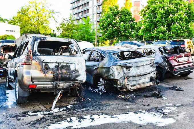 В Пурвциемсе сгорели семь автомобилей — полиция выясняет причины