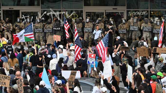 Демократы провели митинги No Kings в день рождения Трампа