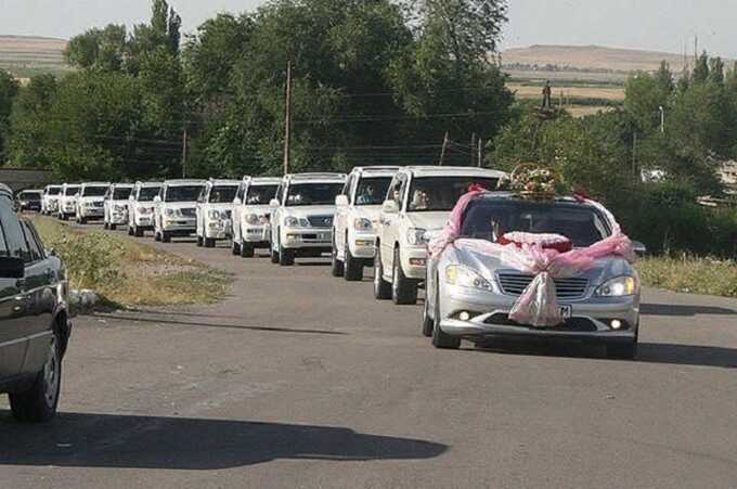 В Екатеринбурге молодожёны устроили танец прямо на проезжей части