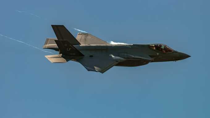 Падение F-35 в Калифорнии: истребитель ВМС США потерпел крушение возле базы