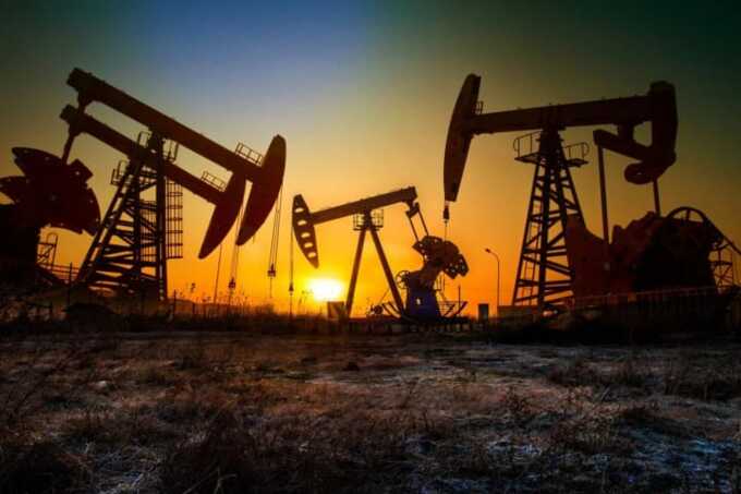 Нефтяные доходы РФ в июле сократились на треть из-за падения цен и укрепления рубля